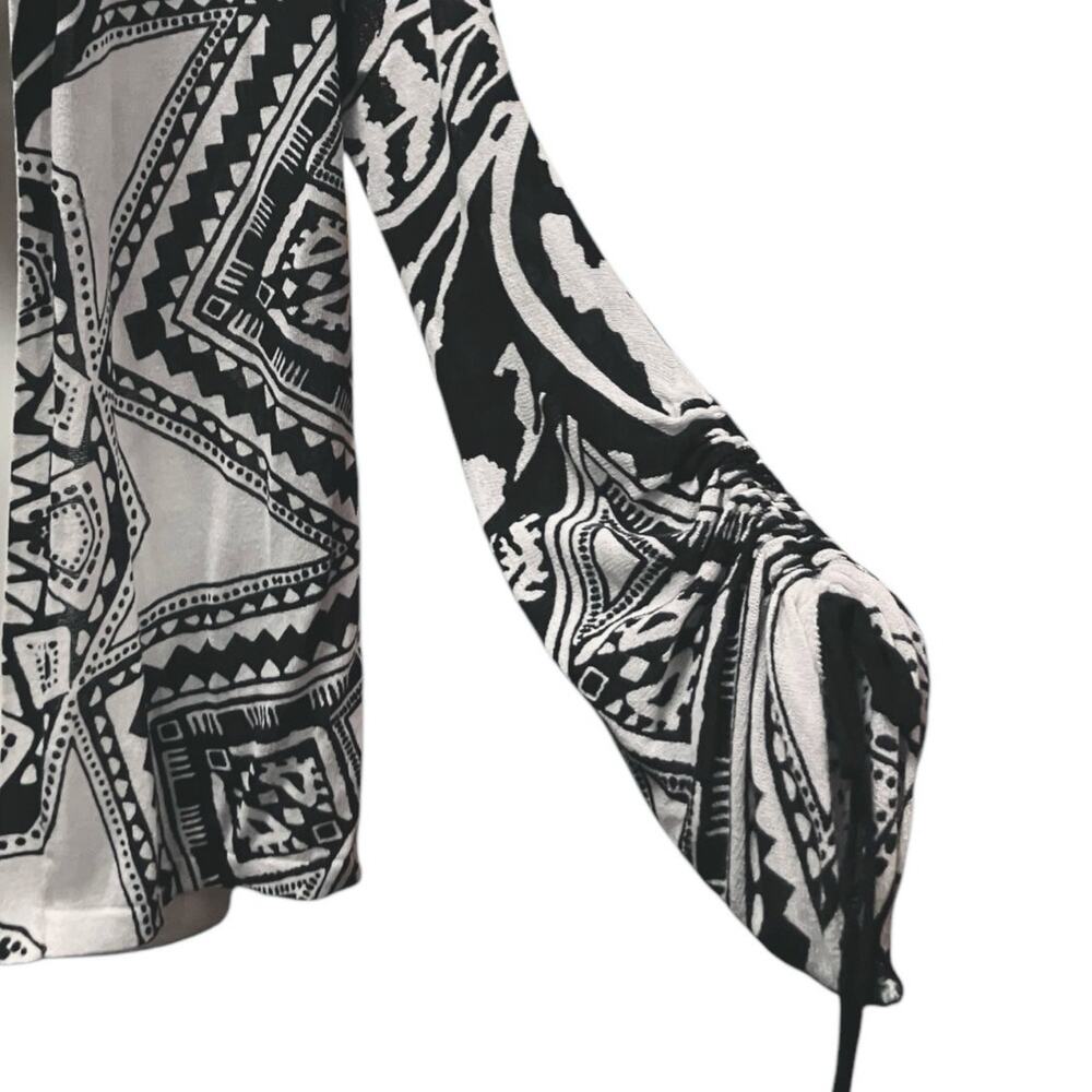 Chico's Women's B/W Abstract Floral Ruched-Sleeve Sweater Cardigan SZ 0 US S - Picture 6 of 11